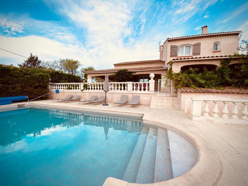 La Villa Des Ames Liees Draguignan Bagian luar foto